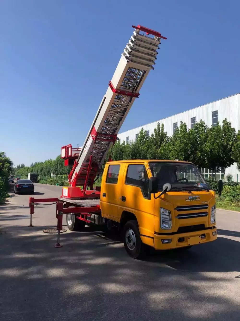 龙江镇附近的云梯车出租服务：轻松解决高空作业需求